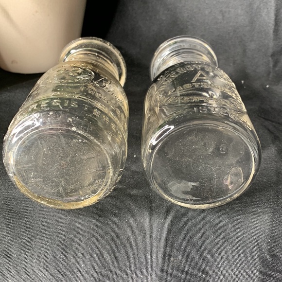 Set of 2 vintage / antique embossed 1/2 pint glass milk bottles - Picture 8 of 10